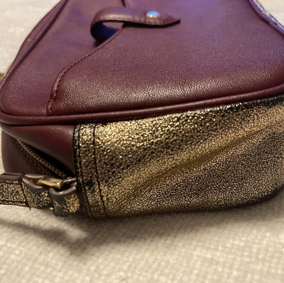 G.I.L.I. Burgundy & Gold Leather Crossbody Bag - Picture 3 of 5